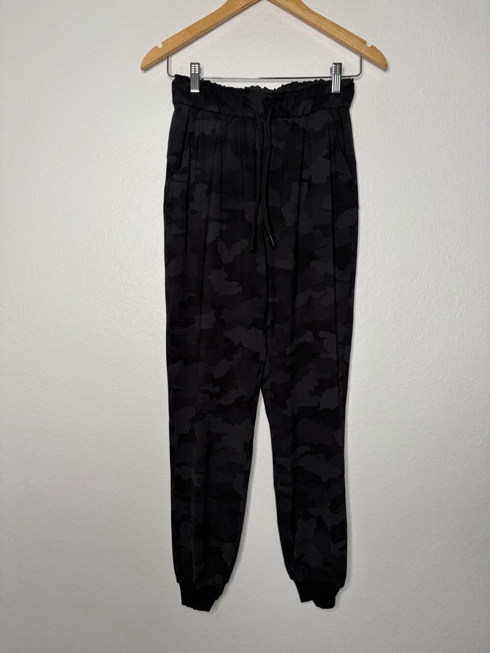 Lululemon Stretch High Rise Jogger Black Camo Size 4 Athleisure Casual